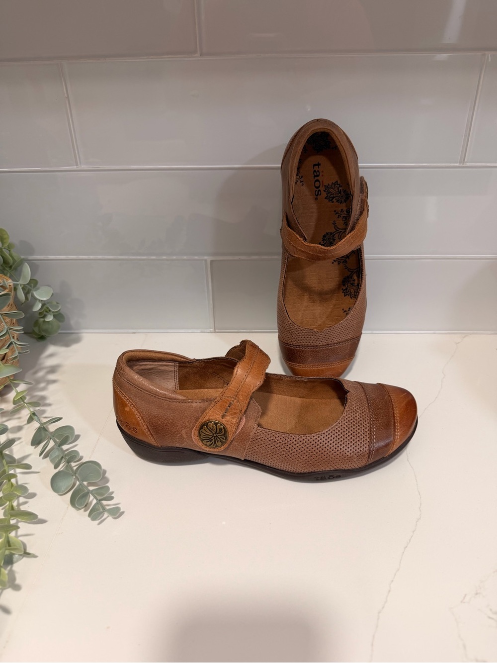 Taos Shoes Womens 7.5W Bravo Slip On Mary Jane Brown Leather Closed Toe Low Top
